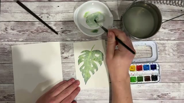 Démonstration de la peinture en négatif au pinceau rond : application d'un mélange foncé autour de la nervure centrale pour la faire ressortir