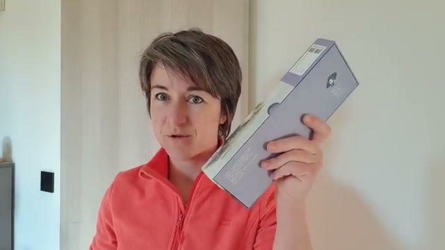 Vue d'ensemble de la palette avec ses compartiments de mélange en métal, le pinceau intégré et les godets, synthèse visuelle des points forts du produit