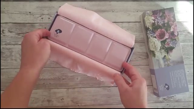 Révélation de la palette métal rose ouverte avec les godets visibles, montrant le design floral et la qualité du packaging premium