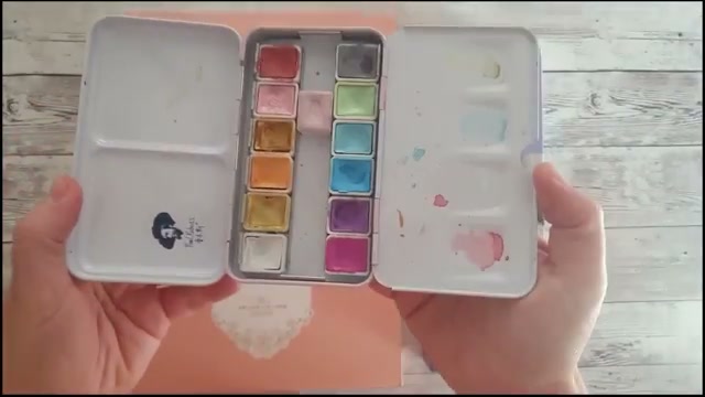 L'autrice montre sa petite palette Paul Rubens qu'elle possédait déjà, permettant de voir le produit de la marque en contexte réel