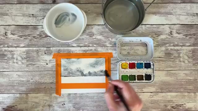 Application des pigments bleu céruléone et gris de Payne sur le papier humide avec des zones blanches laissées pour les nuages, ciel orageux en cours de réalisation