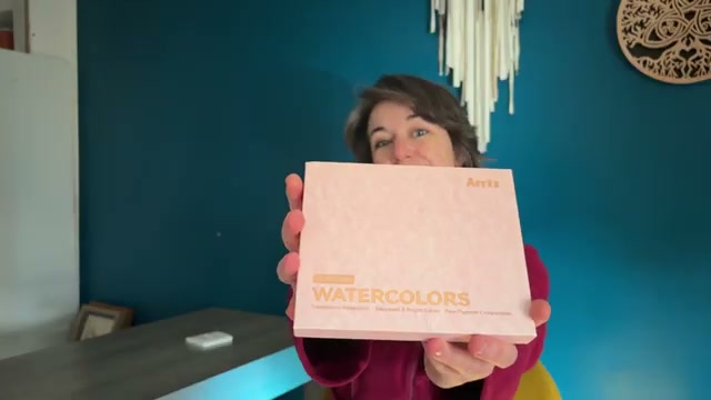 Présentation de la palette Arrtx avec la boîte visible à l'écran, moment où la créatrice annonce la sortie de la première palette d'aquarelles de la marque