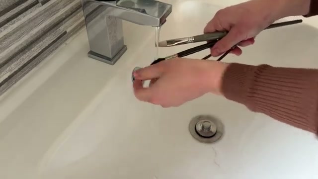 Démonstration du nettoyage du pinceau avec du savon de Marseille, mouvements dans le creux de la main