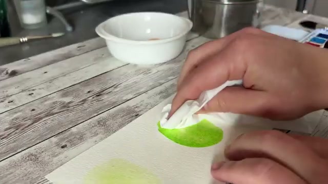 Présentation des alternatives au sopalin : mouchoir doux ou éponge douce, avec geste de tapotement délicat sur le papier