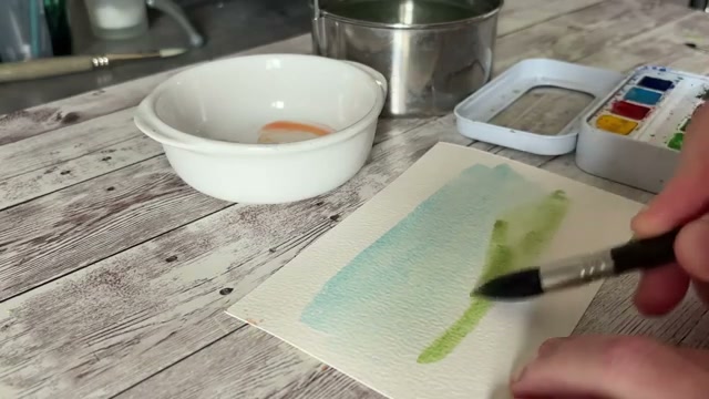 Démonstration des conséquences d'un mauvais séchage : la peinture bave et se mélange quand on peint par couches sur papier encore humide