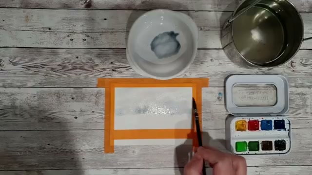 Application des pigments gris de Payne dilués sur la zone mouillée du ciel, démonstration du dégradé diffus en mouillé sur mouillé avec attention à la ligne d'horizon