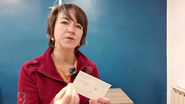 L'artiste explique le principe des ombres dans le blanc du papier, avec le tableau terminé visible montrant comment les zones blanches représentent la neige