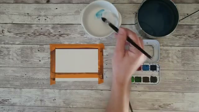 Présentation du matériel et début du lavis : on voit le pinceau à lavis et la palette avec les pigments préparés (bleu céruléum, gris de Payne)