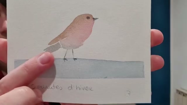 Gros plan sur le rouge-gorge terminé montrant les espaces blancs très fins entre l'aile, la queue et l'abdomen qui séparent les différentes parties de l'oiseau