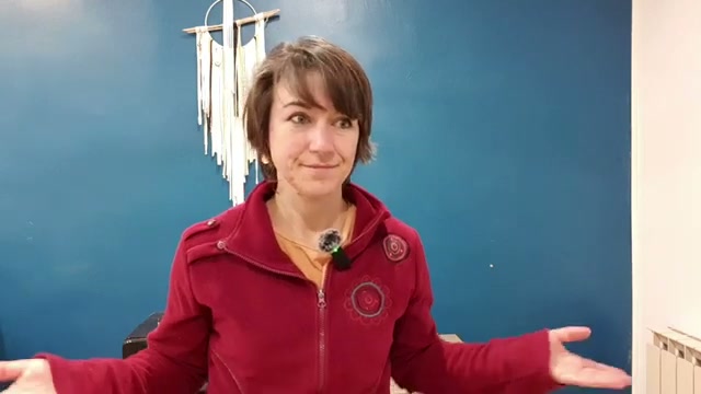 Moment expressif où l'artiste défend l'utilisation de la gouache en aquarelle et encourage à s'autoriser à tricher, le résultat final est visible en arrière-plan