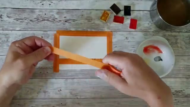 Vue de la table avec le scotch posé sur le papier pour créer le cadre blanc et la ligne d'horizon, avant le lancement du chrono