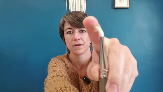 Démonstration de profil de la nervosité du pinceau : la garniture est pliée puis relâchée pour montrer comment les poils reviennent rapidement en position initiale