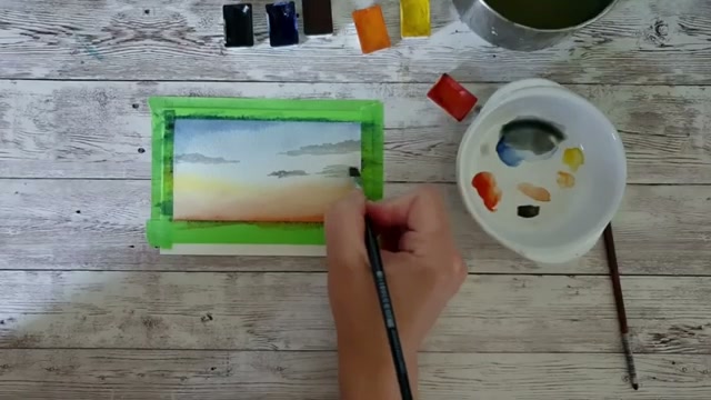 Des nuages gris-bleutés sont peints à la brosse plate sur le dégradé sec, on distingue les petits trous de lumière laissés entre les formes de nuages qui laissent apparaître les couleurs du ciel en dessous.