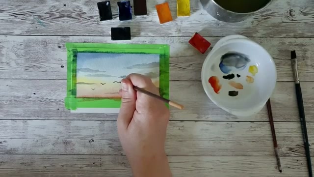 L'artiste trace de petits V à l'envers avec un pinceau de précision chargé de gris de Payne très dense pour former des oiseaux en vol, on voit le contraste net entre les silhouettes sombres et le ciel clair.