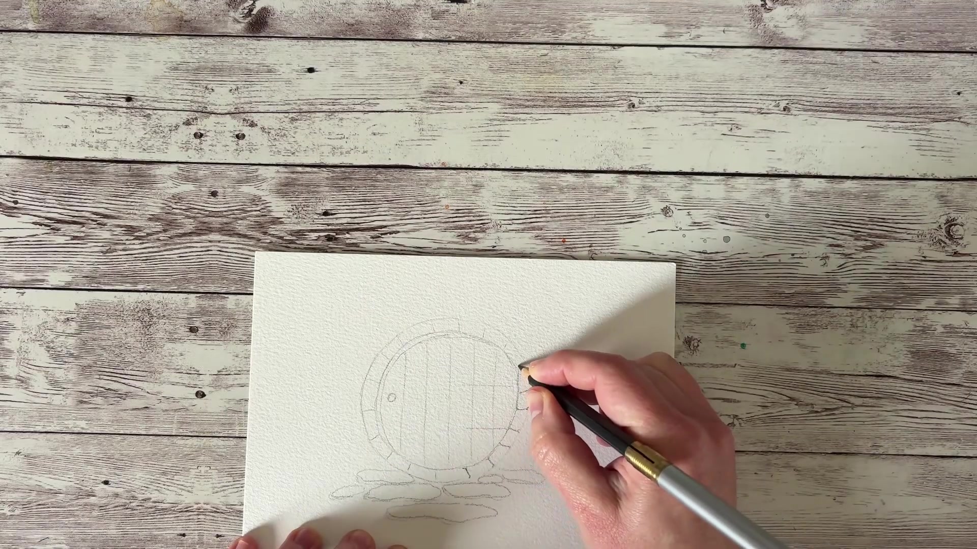 Croquis au crayon des briques rectangulaires autour de la porte ronde